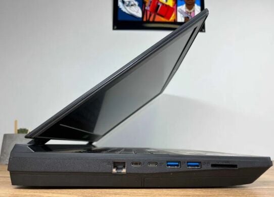 Ігровий ноутбук Schenker XMG U507 P751DM2 / 15.6" (1920x1080) IPS / Intel Core i7-7700HQ (4 (8) ядра по 2.8 - 3.8 GHz) / 16 GB DDR4 / 525 GB SSD / nVidia GeForce GTX 1070, 8 GB GDDR5, 256-bit / WebCam / Win 10 Pro