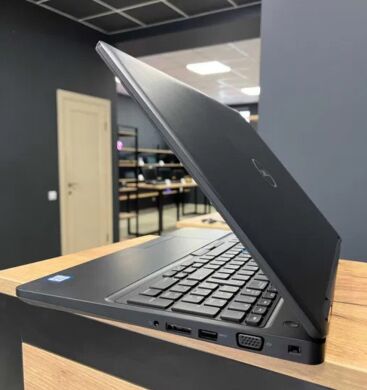 Ноутбук Dell Latitude 5590 / 15.6" (1366x768) TN / Intel Core i5-8250U (4 (8) ядра по 1.6 - 3.4 GHz) / 16 GB DDR4 / 256 GB SSD / Intel UHD Graphics 620 / WebCam / Win 10 Pro / АКБ не тримає