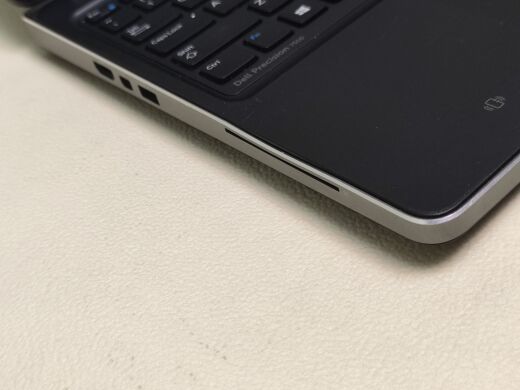 Мобільна робоча станція Dell Precision 7510 / 15.6" (1920x1080) IPS Touch / Intel Core i7-6820HQ (4 (8) ядра по 2.7 - 3.6 GHz) / 16 GB DDR4 / 256 GB SSD / nVidia Quadro M1000M, 2 GB GDDR5, 128-bit / WebCam