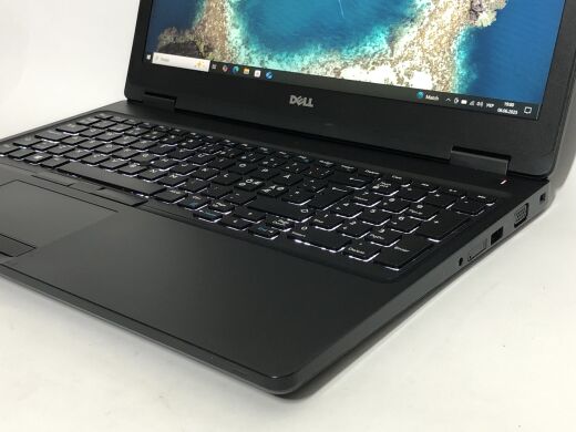 Мобільна робоча станція Б-клас Dell Precision 3520 / 15.6" (1920x1080) IPS / Intel Core i7-6820HQ (4 (8) ядра по 2.7 - 3.6 GHz) / 16 GB DDR4 / 256 GB SSD / nVidia Quadro M620, 2 GB GDDR5, 128-bit / WebCam / Win 10 Pro Мобільна робоча станція Б-клас Dell Precision 3520 / 15.6" (1920x1080) IPS / Intel Core i7-6820HQ (4 (8) ядра по 2.7 - 3.6 GHz) / 16 GB DDR4 / 256 GB SSD / nVidia Quadro M620, 2 GB GDDR5, 128-bit / WebCam / Win 10 Pro