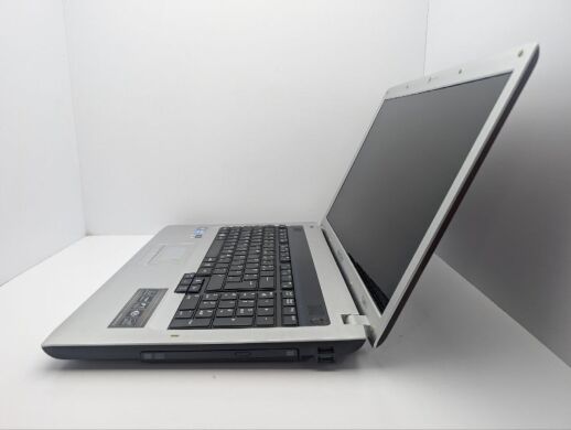 Ноутбук Samsung E372 / 17.3" (1600x900) TN / Intel Core i3-370M (2 (4) ядра по 2.4 GHz) / 6 GB DDR3 / 500 GB HDD / nVidia GeForce 310M, 512 MB GDDR3, 64-bit / WebCam / DVD-ROM