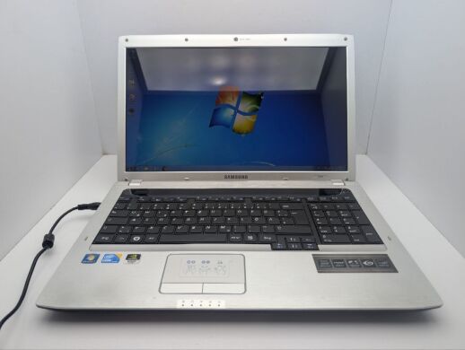 Ноутбук Samsung E372 / 17.3" (1600x900) TN / Intel Core i3-370M (2 (4) ядра по 2.4 GHz) / 6 GB DDR3 / 500 GB HDD / nVidia GeForce 310M, 512 MB GDDR3, 64-bit / WebCam / DVD-ROM