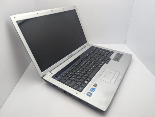 Ноутбук Samsung E372 / 17.3" (1600x900) TN / Intel Core i3-370M (2 (4) ядра по 2.4 GHz) / 6 GB DDR3 / 500 GB HDD / nVidia GeForce 310M, 512 MB GDDR3, 64-bit / WebCam / DVD-ROM