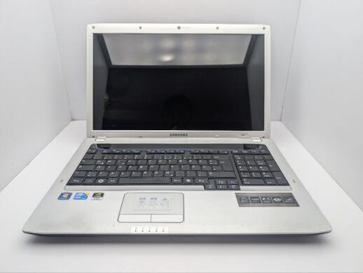 Ноутбук Samsung E372 / 17.3" (1600x900) TN / Intel Core i3-370M (2 (4) ядра по 2.4 GHz) / 6 GB DDR3 / 500 GB HDD / nVidia GeForce 310M, 512 MB GDDR3, 64-bit / WebCam / DVD-ROM