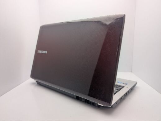 Ноутбук Samsung E372 / 17.3" (1600x900) TN / Intel Core i3-370M (2 (4) ядра по 2.4 GHz) / 6 GB DDR3 / 500 GB HDD / nVidia GeForce 310M, 512 MB GDDR3, 64-bit / WebCam / DVD-ROM