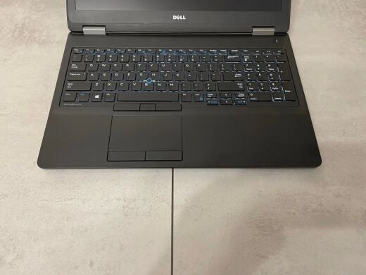 Ігровий ноутбук Dell Latitude E5570 / 15.6" (1920x1080) IPS / Intel Core i5-6300U (2 (4) ядра по 2.4 - 3.0 GHz) / 8 GB DDR4 / 1000 GB SSD / AMD Radeon R7 M360, 2 GB DDR3, 64-bit / WebCam / HDMI