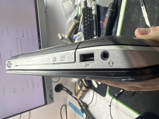 Ноутбук Б-класс Dell Latitude E5520 / 15.6" (1920x1080) TN / Intel Core i5-2520M (2 (4) ядер по 2.5 - 3.2 GHz) / 8 GB DDR3 / 120 GB SSD / Intel HD Graphics 3000 / WebCam