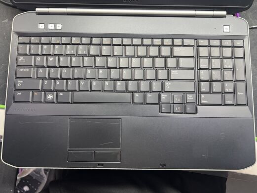 Ноутбук Б-класс Dell Latitude E5520 / 15.6" (1920x1080) TN / Intel Core i5-2520M (2 (4) ядер по 2.5 - 3.2 GHz) / 8 GB DDR3 / 120 GB SSD / Intel HD Graphics 3000 / WebCam