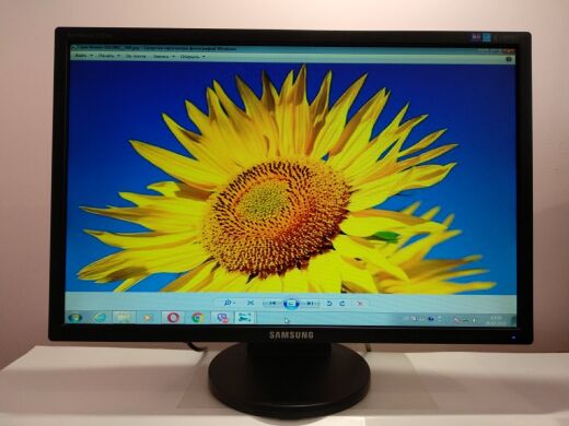Монитор Samsung SyncMaster 2243BW / 22" (1680x1050) TN / DVI, VGA