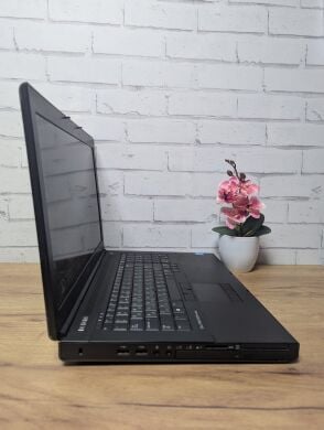 Мобільна робоча станція Dell Precision M6800 / 17.3" (1920x1080) TN / Intel Core i7-4810MQ (4 (8) ядра по 2.8 - 3.8 GHz) / 24 GB DDR3 / 128 GB SSD / nVidia Quadro K4100M, 4 GB GDDR5, 256-bit / WebCam / DVD-ROM