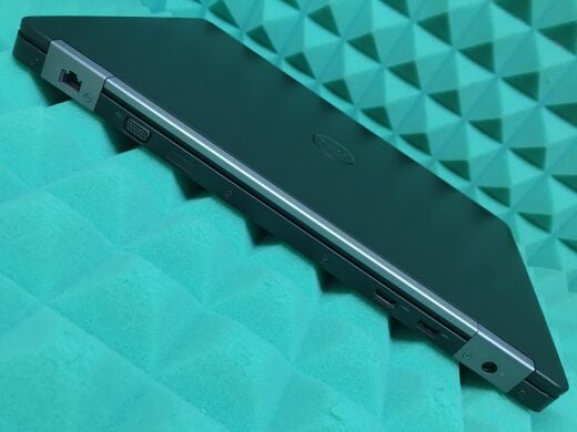 Игровой ноутбук Б-класс Dell Latitude E5570 / 15.6" (1920x1080) IPS / Intel Core i7-6820HQ (4 (8) ядра по 2.7 - 3.6 GHz) / 8 GB DDR4 / 256 GB SSD / AMD Radeon R7 M370, 2 GB GDDR5, 128-bit / HDMI / Windows 10 лицензия