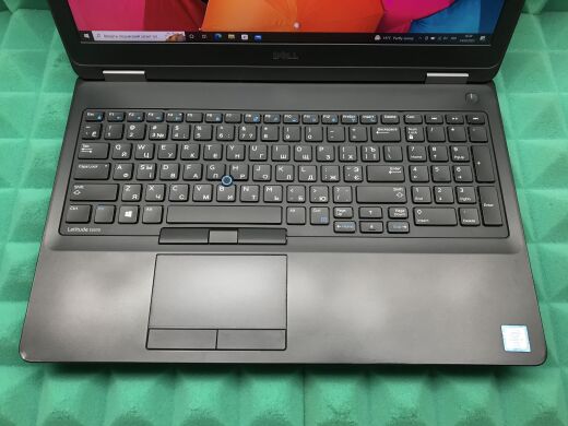 Игровой ноутбук Б-класс Dell Latitude E5570 / 15.6" (1920x1080) IPS / Intel Core i7-6820HQ (4 (8) ядра по 2.7 - 3.6 GHz) / 8 GB DDR4 / 256 GB SSD / AMD Radeon R7 M370, 2 GB GDDR5, 128-bit / HDMI / Windows 10 лицензия
