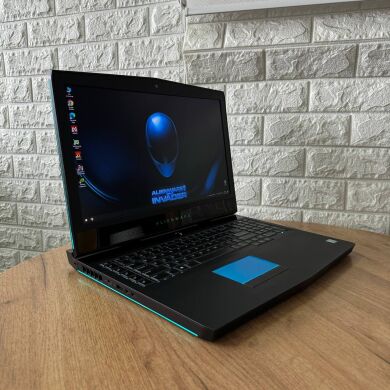 Ігровий ноутбук Dell Alienware 17 R5 / 17.3" (1920x1080) IPS / Intel Core i7-8750H (6 (12) ядра по 2.2 - 4.1 GHz) / 16 GB DDR4 / 256 GB SSD + 1000 GB HDD / nVidia GeForce GTX 1070, 8 GB GDDR5, 256-bit / WebCam