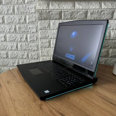 Ігровий ноутбук Dell Alienware 17 R5 / 17.3" (1920x1080) IPS / Intel Core i7-8750H (6 (12) ядра по 2.2 - 4.1 GHz) / 16 GB DDR4 / 256 GB SSD + 1000 GB HDD / nVidia GeForce GTX 1070, 8 GB GDDR5, 256-bit / WebCam