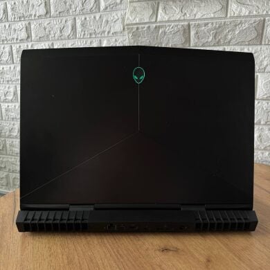 Ігровий ноутбук Dell Alienware 17 R5 / 17.3" (1920x1080) IPS / Intel Core i7-8750H (6 (12) ядра по 2.2 - 4.1 GHz) / 16 GB DDR4 / 256 GB SSD + 1000 GB HDD / nVidia GeForce GTX 1070, 8 GB GDDR5, 256-bit / WebCam