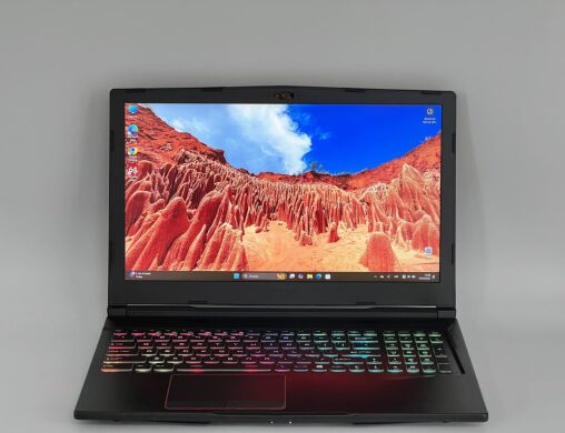 Игровой ноутбук MSI Raider GE63 / 15.6" (1920x1080) TN / Intel Core i7-8750H (6 (12) ядер по 2.2 - 4.1 GHz) / 16 GB DDR4 / 240 GB SSD + 1000 GB HDD / nVidia GeForce GTX 1070, 8 GB GDDR5, 256-bit / WebCam Игровой ноутбук MSI Raider GE63 / 15.6" (1920x1080) TN / Intel Core i7-8750H (6 (12) ядер по 2.2 - 4.1 GHz) / 16 GB DDR4 / 240 GB SSD + 1000 GB HDD / nVidia GeForce GTX 1070, 8 GB GDDR5, 256-bit / WebCam