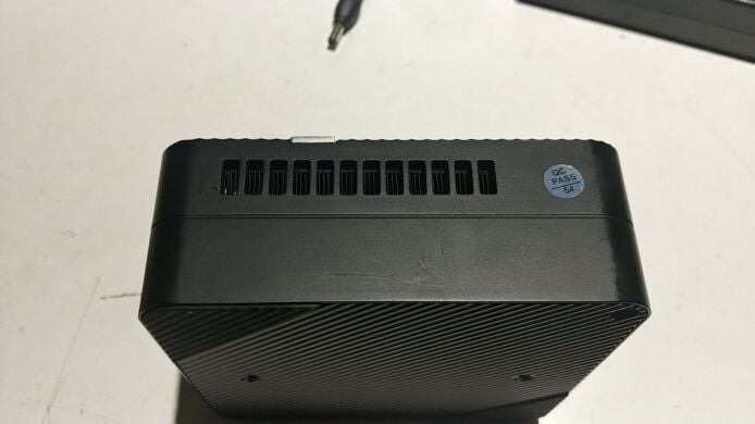 Неттоп Minisforum UM690 USFF / AMD Ryzen 9 6900HX (8 (16) ядер по 3.3 - 4.9 GHz) / 16 GB DDR5 / 240 GB SSD / AMD Radeon 680M / USB 3.1 / Wi-Fi / Bluetooth / Блок живлення в комплекті