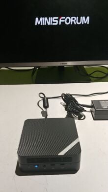 Неттоп Minisforum UM690 USFF / AMD Ryzen 9 6900HX (8 (16) ядер по 3.3 - 4.9 GHz) / 16 GB DDR5 / 240 GB SSD / AMD Radeon 680M / USB 3.1 / Wi-Fi / Bluetooth / Блок живлення в комплекті