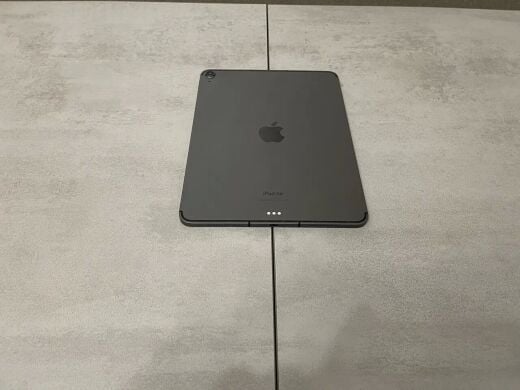 Планшет Б-клас Apple iPad Air A2589 MM6R3LLA (5th Gen, 2022) / 10.9" (2360x1640) IPS / Apple M1 (8 ядер до 3.2 GHz) / 8 GB RAM / 64 GB Memory / Wi-Fi + 5G