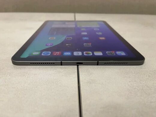 Планшет Б-клас Apple iPad Air A2589 MM6R3LLA (5th Gen, 2022) / 10.9" (2360x1640) IPS / Apple M1 (8 ядер до 3.2 GHz) / 8 GB RAM / 64 GB Memory / Wi-Fi + 5G