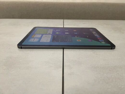 Планшет Б-клас Apple iPad Air A2589 MM6R3LLA (5th Gen, 2022) / 10.9" (2360x1640) IPS / Apple M1 (8 ядер до 3.2 GHz) / 8 GB RAM / 64 GB Memory / Wi-Fi + 5G