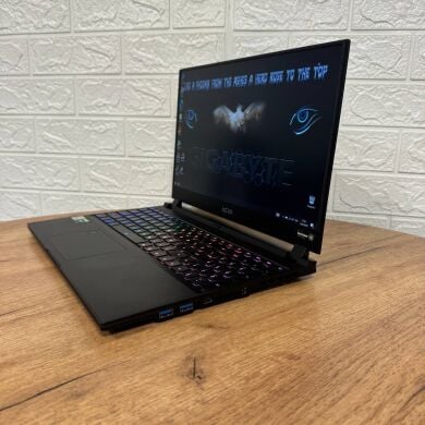Игровой ультрабук Б-класс Gigabyte Aero 15 WB / 15.6" (1920x1080) IPS / Intel Core i7-10750H (6 (12) ядер по 2.6 - 5.0 GHz) / 16 GB DDR4 / 1000 GB SSD / nVidia GeForce RTX 2070 Max-Q, 8 GB GDDR6, 256-bit / WebCam