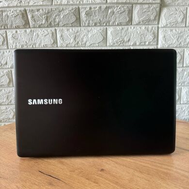 Ігровий ноутбук Samsung NP940Z5L-X03US / 15.6" (3840x2160) IPS Touch / Intel Core i7-6700HQ (4 (8) ядра по 2.6 - 3.5 GHz) / 16 GB DDR4 / 512 GB SSD / nVidia GeForce GTX 950M, 2 GB GDDR5, 128-bit / WebCam