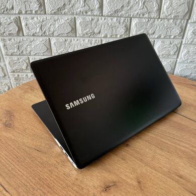 Ігровий ноутбук Samsung NP940Z5L-X03US / 15.6" (3840x2160) IPS Touch / Intel Core i7-6700HQ (4 (8) ядра по 2.6 - 3.5 GHz) / 16 GB DDR4 / 512 GB SSD / nVidia GeForce GTX 950M, 2 GB GDDR5, 128-bit / WebCam