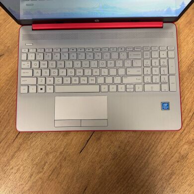 Ультрабук HP 15-dw0083wm / 15.6" (1366x768) TN / Intel Pentium Silver N5030 (4 ядра по 1.1 - 3.1 GHz) / 8 GB DDR4 / 256 GB SSD / Intel UHD Graphics 605 / WebCam