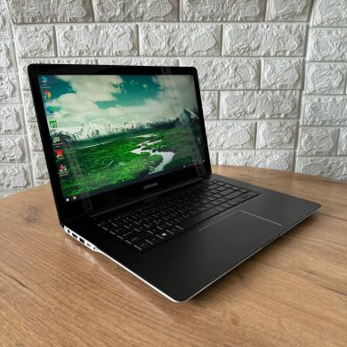 Ігровий ноутбук Samsung NP940Z5L-X03US / 15.6" (3840x2160) IPS Touch / Intel Core i7-6700HQ (4 (8) ядра по 2.6 - 3.5 GHz) / 16 GB DDR4 / 512 GB SSD / nVidia GeForce GTX 950M, 2 GB GDDR5, 128-bit / WebCam