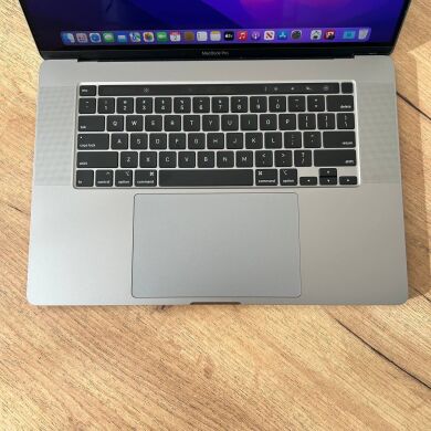 Ультрабук Б-клас Apple MacBook Pro 16 2019 A2141 / 16" (3072x1920) IPS / Intel Core i9-9980HK (8 (16) ядер по 2.4 - 5.0 GHz) / 32 GB DDR4 / 2000 GB SSD / AMD Radeon Pro 5500M, 8 GB GDDR6, 128-bit / WebCam / MacOS