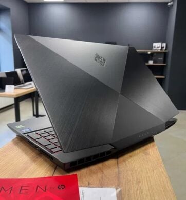 Ігровий ноутбук HP Omen 15-dh0009ng / 15.6" (1920x1080) IPS / Intel Core i7-9750H (6 (12) ядер по 2.6 - 4.5 GHz) / 16 GB DDR4 / 1000 GB SSD + 2000 GB SSD / nVidia GeForce RTX 2080 Max-Q, 8 GB GDDR6, 256-bit / WebCam / Win 10 Home