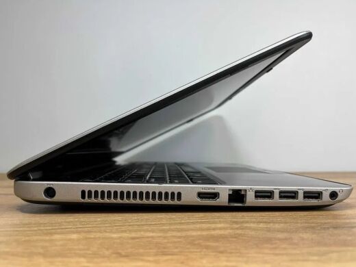 Ігровий ноутбук Dell Inspiron 5537 / 15.6" (1366x768) TN / Intel Core i5-4200U (2 (4) ядра по 1.6 - 2.6 GHz) / 8 GB DDR3 / 128 GB SSD / AMD Radeon HD 8670M, 2 GB DDR3, 64-bit / WebCam