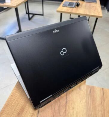 Мобильная рабочая станция Fujitsu Celsius H700 / 15.6" (1920x1080) TN / Intel Core i7-620M (2 (4) ядер по 2.6 - 3.33 GHz) / 8 GB DDR3 / 256 GB SSD / nVidia Quadro FX 880M, 1 GB GDDR3, 128-bit / Win 10 Home