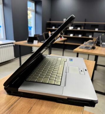 Мобильная рабочая станция Fujitsu Celsius H700 / 15.6" (1920x1080) TN / Intel Core i7-620M (2 (4) ядер по 2.6 - 3.33 GHz) / 8 GB DDR3 / 256 GB SSD / nVidia Quadro FX 880M, 1 GB GDDR3, 128-bit / Win 10 Home