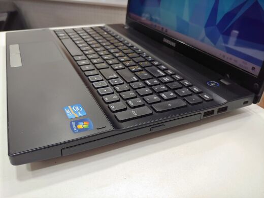 Ноутбук Samsung NP300V5A / 15.6" (1366x768) TN LED / Intel Core i5-2410M (2 (4) ядря по 2.3 GHz) / 4 GB DDR3 / 500 GB HDD / WebCam / DVD-RW / HDMI