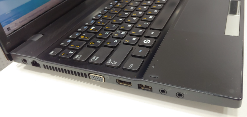 Ноутбук Samsung NP300V5A / 15.6" (1366x768) TN LED / Intel Core i5-2410M (2 (4) ядря по 2.3 GHz) / 4 GB DDR3 / 500 GB HDD / WebCam / DVD-RW / HDMI