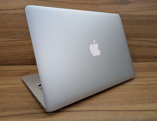 Ультрабук Б-класс Apple MacBook Air A1466 / 13.3" (1440x900) IPS / Intel Core i5-5250U (2 (4) ядра по 1.6 - 2.7 GHz) / 8 GB DDR3 / 256 GB SSD / Intel HD Graphics 6000 / WebCam / Silver Ультрабук Б-класс Apple MacBook Air A1466 / 13.3" (1440x900) IPS / Intel Core i5-5250U (2 (4) ядра по 1.6 - 2.7 GHz) / 8 GB DDR3 / 256 GB SSD / Intel HD Graphics 6000 / WebCam / Silver