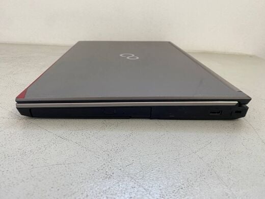 Мобільна робоча станція Fujitsu Celsius H730 / 15.6" (1920x1080) IPS / Intel Core i7-4800MQ (4 (8) ядра по 2.7 - 3.7 GHz) / 32 GB DDR3 / 256 GB SSD / nVidia Quadro K1100M, 2 GB GDDR5, 128-bit / WebCam / DVD-ROM