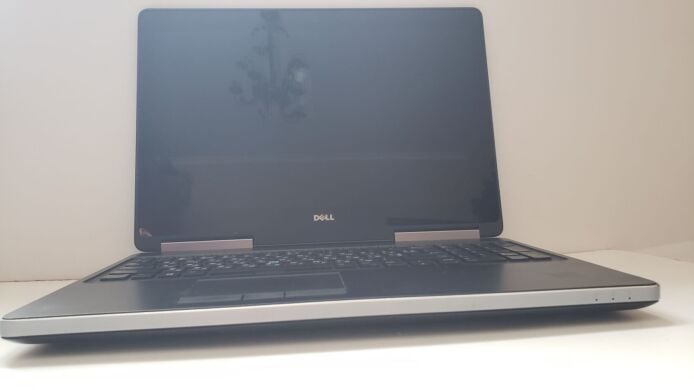 Мобильная рабочая станция Dell Precision 7510 / 15.6" (1920x1080) IPS Touch / Intel Core i7-6820HQ (4 (8) ядра по 2.7 - 3.6 GHz) / 16 GB DDR4 / 256 GB SSD M.2 + 500 GB HDD / AMD FirePro W5170M, 2 GB GDDR5, 128-bit / WebCam