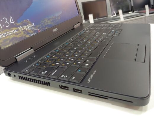 Игровой ноутбук Dell Latitude E5540 / 15.6" (1366x768) TN LED / Intel Core i5-4310U (2 (4) ядра по 2.0 - 3.0 GHz) / 8 GB DDR3 / 500 GB HDD / nVidia GeFroce GT 720M 2 GB / WebCam / DVD-RW