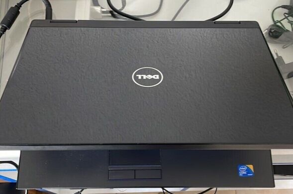 Ноутбук Dell Vostro 1520 / 15.4" (1440х900) TN / Intel Core 2 Duo T6670 (2 ядра по 2.2GHz) / 3 GB RAM / 160 GB HDD / DVD-RW / Wi-Fi / Windows 10 / АКБ не держит