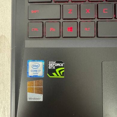 Игровой ноутбук Б-класс CyberPower Tracer NFSV1511 / 15.6" (1920x1080) IPS / Intel Core i7-6700HQ (4 (8) ядра по 2.6 GHz - 3.5 GHz) / 16 GB DDR4 / 500 GB SSD / nVidia GeForce GTX 965M, 4 GB GDDR5, 128-bit / WebCam