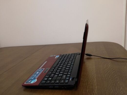 Нетбук Asus Eee PC 1215N / 12.1" (1366x768) TN / Intel Atom D525 (2 (4) ядра по 1.8 GHz) / 2 GB DDR3 / 250 GB HDD / nVidia ION 2, 512 MB DDR3, 64-bit / WebCam / HDMI / АКБ не тримає