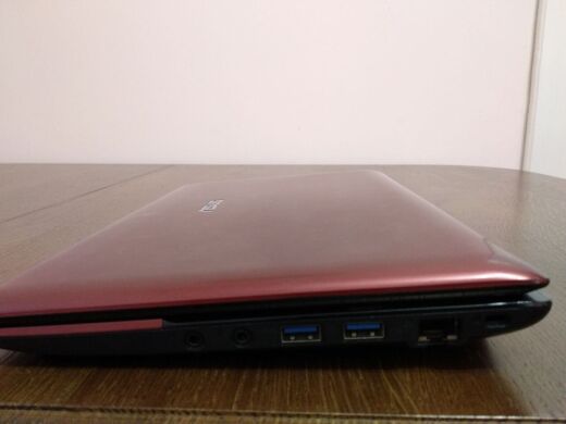 Нетбук Asus Eee PC 1215N / 12.1" (1366x768) TN / Intel Atom D525 (2 (4) ядра по 1.8 GHz) / 2 GB DDR3 / 250 GB HDD / nVidia ION 2, 512 MB DDR3, 64-bit / WebCam / HDMI / АКБ не тримає