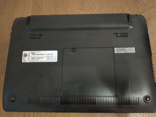 Нетбук Asus Eee PC 1215N / 12.1" (1366x768) TN / Intel Atom D525 (2 (4) ядра по 1.8 GHz) / 2 GB DDR3 / 250 GB HDD / nVidia ION 2, 512 MB DDR3, 64-bit / WebCam / HDMI / АКБ не тримає