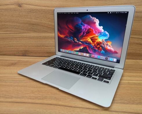 Ультрабук Б-класс Apple MacBook Air A1466 / 13.3" (1440x900) IPS / Intel Core i5-5250U (2 (4) ядра по 1.6 - 2.7 GHz) / 4 GB DDR3 / 128 GB SSD / Intel HD Graphics 6000 / WebCam / Silver