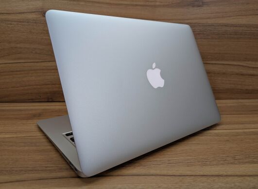 Ультрабук Б-класс Apple MacBook Air A1466 / 13.3" (1440x900) IPS / Intel Core i5-5250U (2 (4) ядра по 1.6 - 2.7 GHz) / 4 GB DDR3 / 128 GB SSD / Intel HD Graphics 6000 / WebCam / Silver