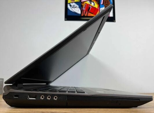 Ігровий ноутбук Clevo W370ST / 17.3" (1920x1080) IPS / Intel Core i5-3210M (2 (4) ядра по 2.5 - 3.1 GHz) / 8 GB DDR3 / 512 GB SSD / nVidia GeForce GTX 660M, 2 GB GDDR5, 128-bit / WebCam / DVD-ROM / Win 10