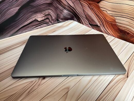 Ультрабук Б-клас Apple MacBook Pro 15 2018 / 15.4" (2880x1800) IPS / Intel Core i7-8750H (6 (12) ядер по 2.2 - 4.1 GHz) / 16 GB DDR4 / 256 GB SSD / AMD Radeon Pro 555X, 4 GB GDDR5, 128-bit / WebCam / MacOS
